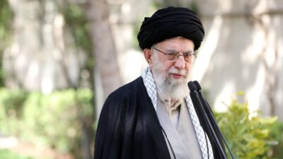 خامنئي: “إيران لن ترضخ للضغوطات الأمريكية أبدا”