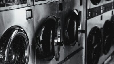 خبيرة تحذر من مخاطر منعمات الأقمشة على الجلد والملابس
