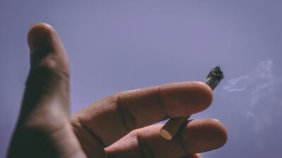 دراسة: تدخين الآباء في سن المراهقة يسرّع شيخوخة أبنائهم مستقبلاً!