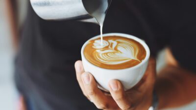 دبي تدخل غينيس بأغلى فنجان قهوة في العالم…كم بلغ ثمنه؟