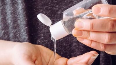 خبراء يحذرون من الإفراط في استعمال معقمات اليدين