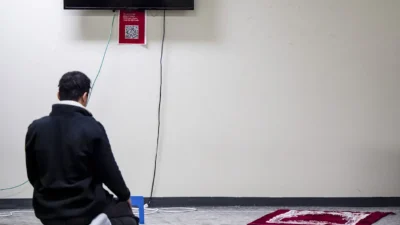 طلاب مسلمون في مونتريال قلقون من قانون منع الصلاة في الجامعات