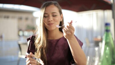 أسباب الشعور بالجوع عند الاستيقاظ فجراً وطرق التعامل معه