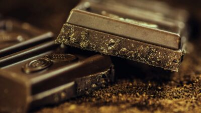دراسة: الشوكولاتة الداكنة قد تبطئ الشيخوخة