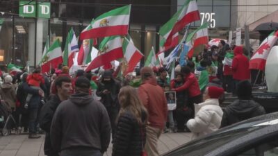 احتجاجات لإيرانيين كنديين في فانكوفر دعماً لإيران