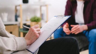 نقص المعالجين النفسيين يفاقم صعوبة الحصول على العلاج في كندا