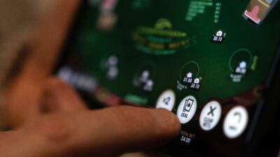 ارتفاع اتصالات شباب أونتاريو بخط المساعدة بسبب المقامرة الإلكترونية