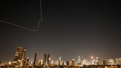 إيران تطلق صواريخ على إسرائيل وتل أبيب تتوعد بالرد
