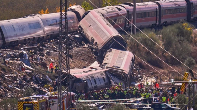 قتلى قطار إسبانيا يرتفعون إلى 64 على الأقل.. وإصابة كنديين في الحادث