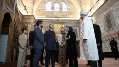 كارني يختتم زيارته إلى تركيا بشراكة استراتيجية جديدة.. ويزور مسجد كارييه